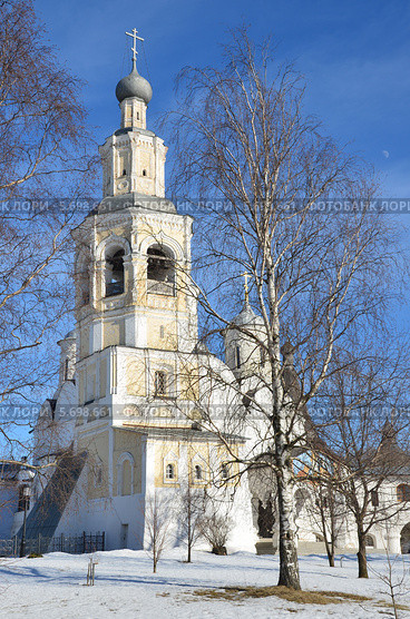 Соборная колокольня с церковью Алексия (1644—1656 г.) и Спасский собор. Спасо-Прилуцкого Димитриева епархиального мужского монастыря в Вологде (село Прилуки) (2014 год). Стоковое фото, фотограф Овчинникова Ирина / Фотобанк Лори
