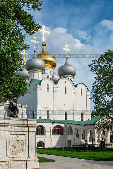 Соборный храм Смоленской иконы Божией Матери. Новодевичий монастырь. Москва. Летний солнечный день. Вертикальный формат. (2024 год). Редакционное фото, фотограф Лариса Гордеева / Фотобанк Лори
