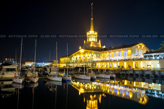 Сочи. Ночной вид на Морской вокзал (2018 год). Редакционное фото, фотограф Литвяк Игорь / Фотобанк Лори