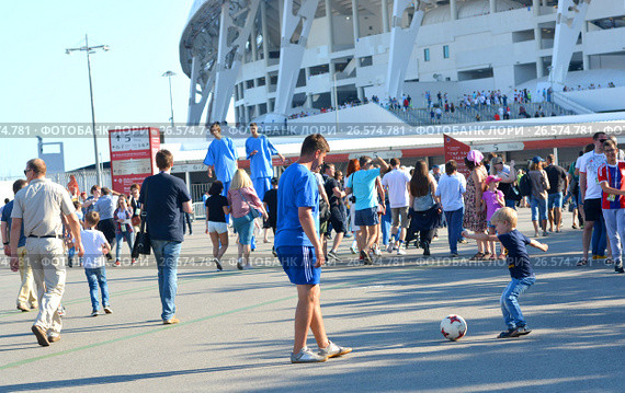 SOCHI, RUSSIA - June 25, 2017: Volunteer playing with a little boy in a football before the match Germany - Cameroon during the group stage of the FIFA Confederations Cup. Редакционное фото, фотограф Анна Мартынова / Фотобанк Лори