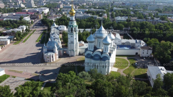Софийский собор в Вологде с высоты птичьего полета. Стоковое видео, видеограф Максим Соколов / Фотобанк Лори