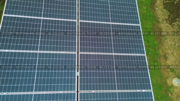 Solar panels in a sustainable rural community. Стоковое видео, видеограф ALEJANDRO PEREZ ALVARES / Фотобанк Лори