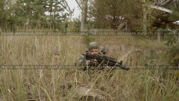 Солдат ищет врага. Стоковое видео, видеограф Сергей Елизаров / Фотобанк Лори