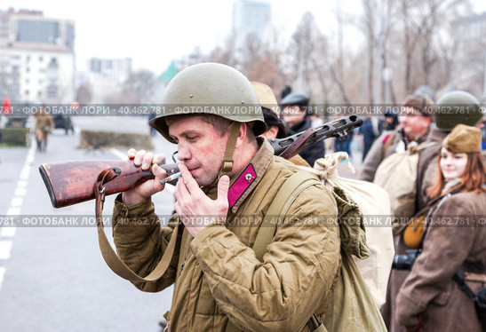Солдат в ретро-форме Красной Армии (2014 год). Редакционное фото, фотограф FotograFF / Фотобанк Лори