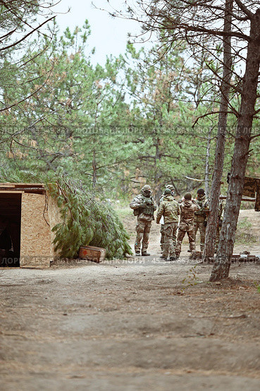 Солдаты готовятся к боевому штурму. Редакционное фото, фотограф ПЛАТОНОВ Сергей / Фотобанк Лори