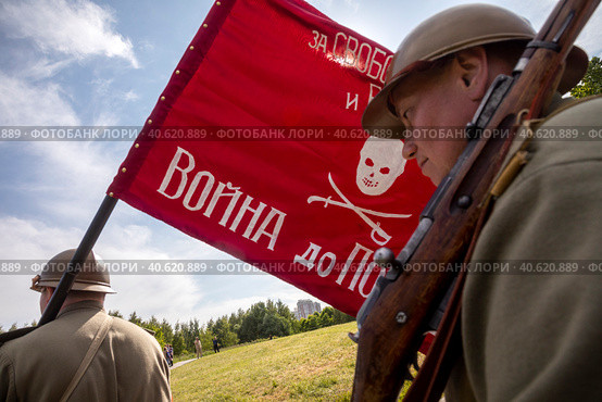 Солдаты в форме Корниловского ударного полка (Добровольческая армия) царской армии времен Первой мировой войны во время построения на фестивале "Времена и эпохи" в городе Москве, Россия (2023 год). Редакционное фото, фотограф Николай Винокуров / Фотобанк Лори