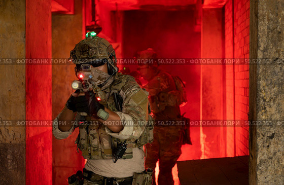 Soldier in anti-terrorist warfare in a dark building, Anti-terrorist operation training on the battlefield. Стоковое фото, агентство Ingram Publishing / Фотобанк Лори