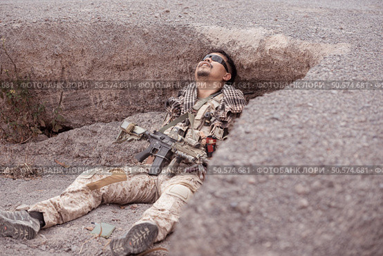 Soldiers in camouflage military uniforms carrying weapons, Reconnaissance missions in rugged mountains, Assault infantry battle training. Стоковое фото, агентство Ingram Publishing / Фотобанк Лори
