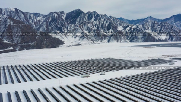 Солнечная электростанция в горах Алтая. Вид с воздуха. Solar power plant in the Altai Mountains. Aerial view. Стоковое видео, видеограф Евгений Романов / Фотобанк Лори