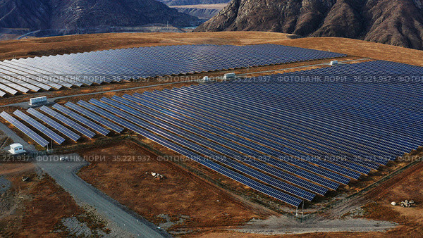 Солнечная электростанция в горном Алтае. Вид с воздуха. Solar power plant in the Altai Mountains. Aerial view. Стоковое фото, фотограф Евгений Романов / Фотобанк Лори