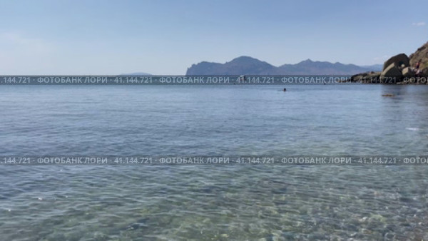 Солнечные блики на прозрачной воде. Бухта Провато. Вид на Карадаг. Республика Крым, Россия (2023 год). Стоковое видео, видеограф Щеголева Ольга / Фотобанк Лори