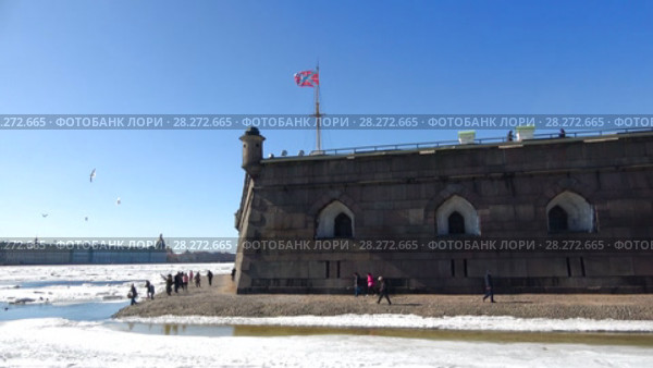 Солнечный апрельский день у Нарышкина бастиона. Петропавловская крепость, Санкт-Петербург (2018 год). Стоковое видео, видеограф Виктор Карасев / Фотобанк Лори
