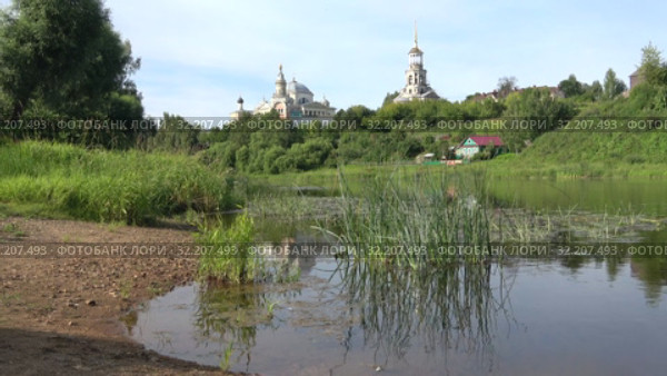 Солнечный июльский день на реке Тверца. Торжок, Россия (2019 год). Стоковое видео, видеограф Виктор Карасев / Фотобанк Лори
