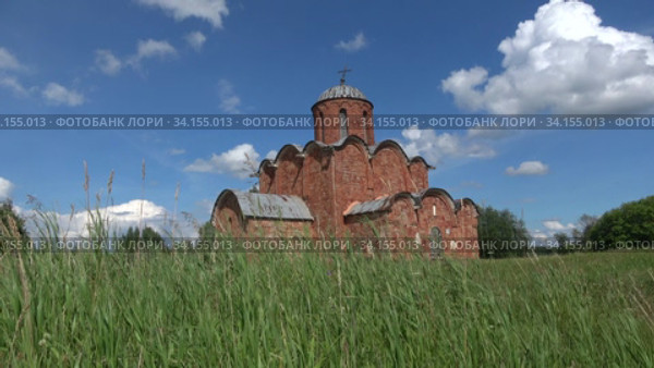 Солнечный июльский день у старинной церкви Спаса на Ковалёво. Великий Новгород, Россия (2020 год). Стоковое видео, видеограф Виктор Карасев / Фотобанк Лори