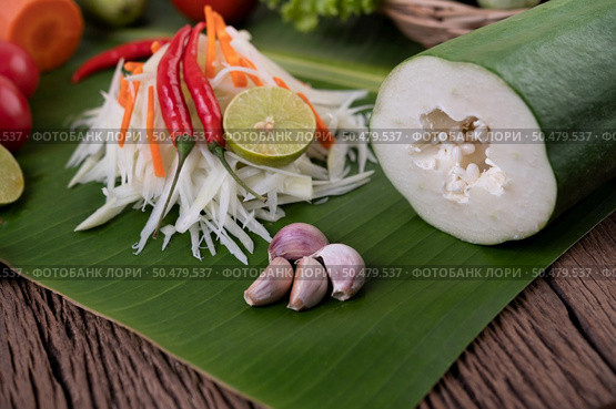Som Tam Thai -Ingredients Papaya Salad Thai Food Style on wooden table background. Thai Food Concept. Стоковое фото, агентство Ingram Publishing / Фотобанк Лори