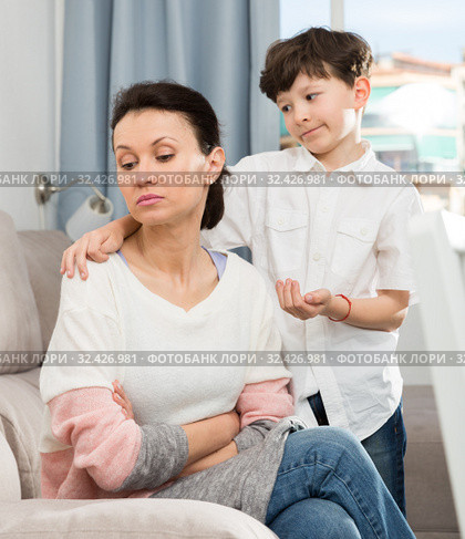 Son trying to apologize to mother. Стоковое фото, фотограф Яков Филимонов / Фотобанк Лори