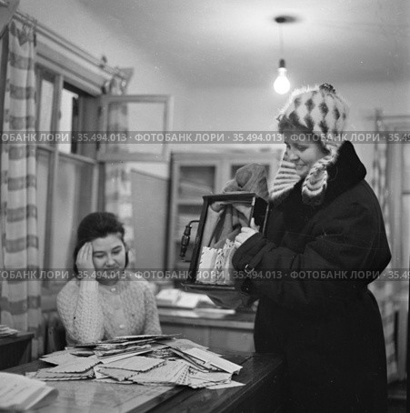 Sorting letters in the mail, Bilibino township. Редакционное фото, фотограф Варфоломей Тетерин / Фотобанк Лори