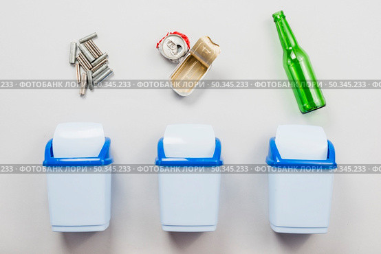 sorting trash into separate garbage cans. Стоковое фото, агентство Ingram Publishing / Фотобанк Лори