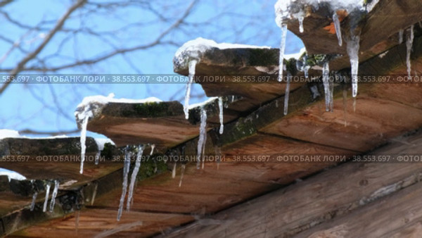 Сосули на крыше домика Петра I в парке Коломенское / Video of Spring drops from the wooden roof of an old house in the rays of the bright sun (2022 год). Редакционное видео, видеограф Сергей Пристяжнюк (Serg Zastavkin) / Фотобанк Лори