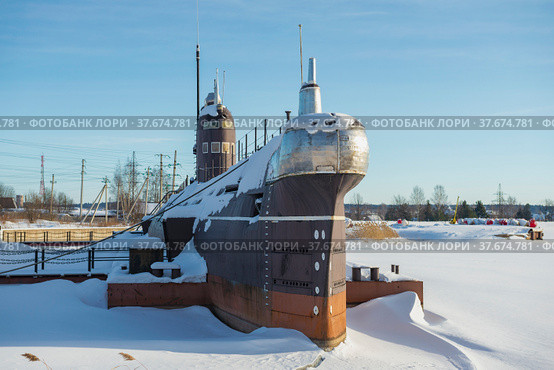 Советская подводная лодка Б-440 солнечным февральским днем. Вид спереди. Музей в городе Вытегра, Вологодская область (2021 год). Редакционное фото, фотограф Виктор Карасев / Фотобанк Лори