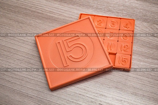 Советская ретроигра-головоломка "Пятнашки". The Soviet 15-puzzle, Gem Puzzle, Boss Puzzle, Game of Fifteen, Mystic Square and many others (2019 год). Редакционное фото, фотограф Кузин Алексей / Фотобанк Лори