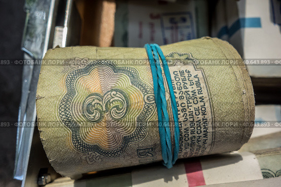 Советские рубли, свернутые в трубочку, денежный фон ретро/ Money background from old banknotes of the USSR. Soviet rubles. Стоковое фото, фотограф Iva Noel / Фотобанк Лори