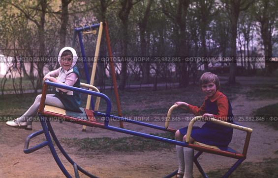 Советские старые фото. 1980 год,  Москва, Девочки играют на детской площадке во дворе. Счастливое советское детство. Редакционное фото, фотограф Наталия Преображенская / Фотобанк Лори