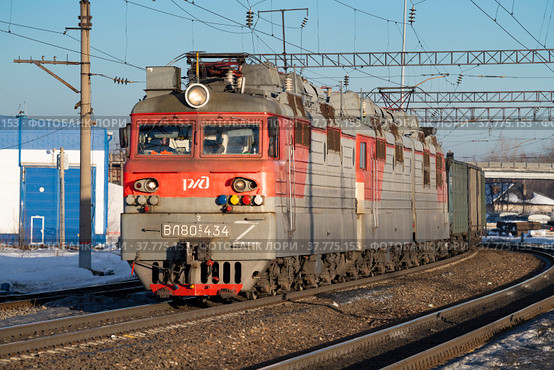 Советский грузовой электровоз ВЛ80С-434 солнечным мартовским днем (2022 год). Редакционное фото, фотограф Виктор Карасев / Фотобанк Лори