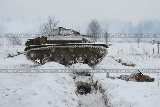Советский легкий танк Т-70 на позиции. Фрагмент военно-исторической реконструкции боев за прорыв блокады Ленинграда в Великой Отечественной войне (2017 год). Редакционное фото, фотограф Виктор Карасев / Фотобанк Лори
