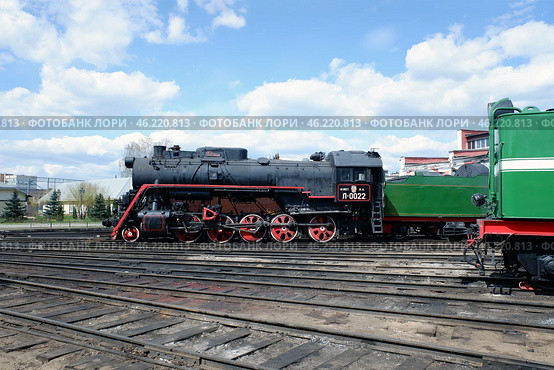 Советский паровоз Л-0022 и веерное депо в музее "Паровозное депо «Подмосковная»" в Москве. Солнечный весенний день (2022 год). Редакционное фото, фотограф Александр Кузнецов / Фотобанк Лори