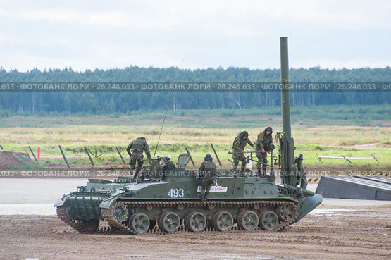 Советский самоходный  240-мм миномёт 2С4 Тюльпан (объект 240) готовится к стрельбе на Международном военно-техническом форуме "Армия-2017". Московская область, полигон "Алабино" Редакционное фото, фотограф Малышев Андрей / Фотобанк Лори