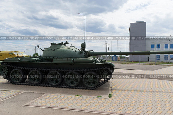 Советский средний танк Т-62, ранняя модификация, на территория музея клуба Юный Ястреб. Волгоградская область, Средняя Ахтуба, Россия. (2024 год). Редакционное фото, фотограф Андрей Цыганков / Фотобанк Лори