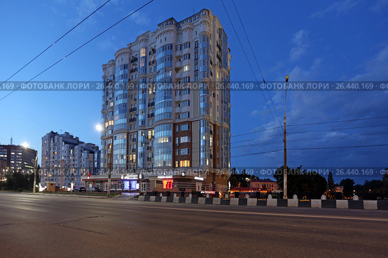 Современная городская застройка вечером. Город Липецк, улица Плеханова, 12 (2017 год). Редакционное фото, фотограф Алексей Гусев / Фотобанк Лори