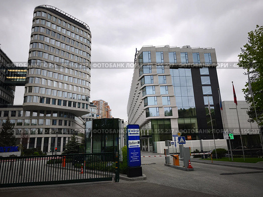 Современные  здания на городской улице, Ленинский проспект 90,  Москва. Radisson Blu Leninsky Prospect Hotel. Редакционное фото, фотограф Мария Сергеева / Фотобанк Лори