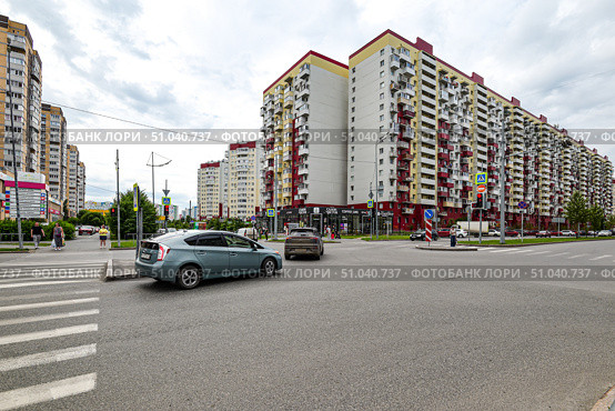 Современные жилые дома. Улица Станислава Карнацевича. Город Тюмень. Редакционное фото, фотограф Александр Тараканов / Фотобанк Лори