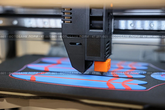 Современный 3D-принтер и серфинговые доски, крупным планом. Стоковое фото, фотограф Pixel_shot / Фотобанк Лори