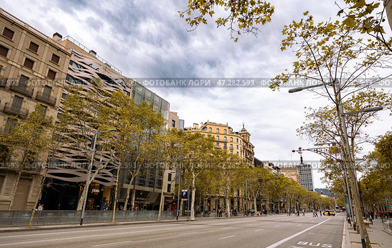 SPAIN, BARCELONA - SEPTEMBER 3, 2023: Passeig de Gracia, one of main avenues of Barcelona, Spain. Редакционное фото, фотограф Яков Филимонов / Фотобанк Лори