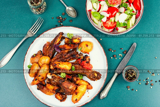 Spare ribs or grilled ribs with stewed vegetables. Barbecue ribs.. Sliced barbecue pork ribs and potatoes. Стоковое фото, агентство Ingram Publishing / Фотобанк Лори