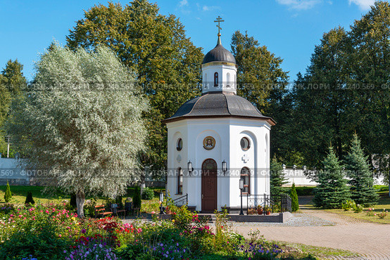Спасо-Елеазаровский женский монастырь. Часовня на месте захоронения первой настоятельницы игумении Елисаветы. Елизарово, Псковская область (2019 год). Редакционное фото, фотограф Александр Щепин / Фотобанк Лори