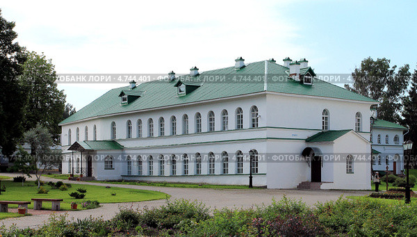 Спасо-Елеазаровский женский монастырь. Старый сестринский корпус (паломническая гостиница) Стоковое фото, фотограф EgleKa / Фотобанк Лори