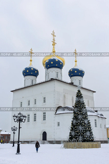Спасо-Преображенский кафедральный собор, город Тверь, Тверская область, Россия. Зимний пейзаж с православным храмом. На заснеженной площади перед церковью установлена рождественская ёлка. (2024 год). Редакционное фото, фотограф Андрей Степанов / Фотобанк Лори