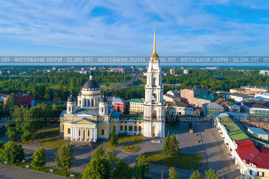 Спасо-Преображенский собор на фоне городского пейзажа  солнечным июльским утром (аэросъемка). Рыбинск, Россия (2019 год). Стоковое фото, фотограф Виктор Карасев / Фотобанк Лори