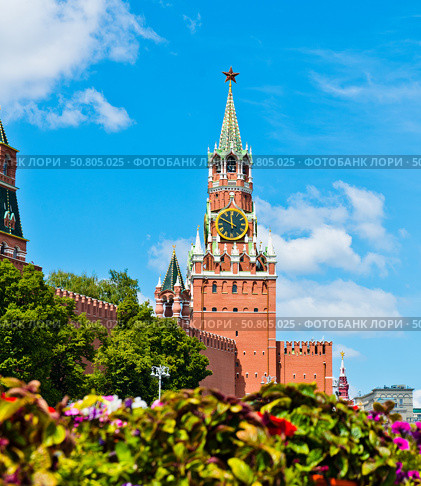 Спасская башня Московского Кремля в солнечный летний день. Москва. Россия. Стоковое фото, фотограф E. O. / Фотобанк Лори