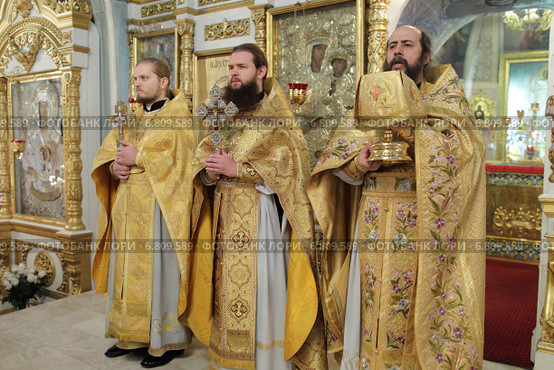 Спасский храм поселок Андреевка, Великий вход (2014 год). Редакционное фото, фотограф Дмитрий Неумоин / Фотобанк Лори