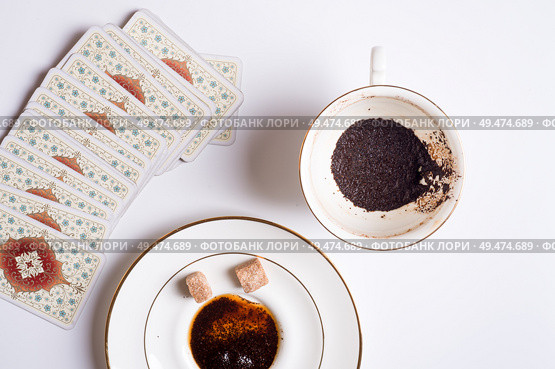 spelling cards and cup with  coffee grounds  around white. Стоковое фото, агентство Ingram Publishing / Фотобанк Лори