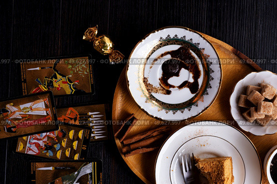 spelling coffee plate  with  coffee grounds and Tarot cards served at dark wooden table. devination concept . Стоковое фото, агентство Ingram Publishing / Фотобанк Лори
