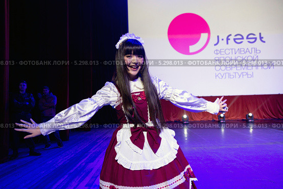 Специальный гость J-Fest 2013  Фестиваля японской современной культуры  - Уэсака Сумирэ (Uesaka Sumire) на сцене зала в гостинице "Космос" в Москве. Редакционное фото, фотограф Николай Винокуров / Фотобанк Лори