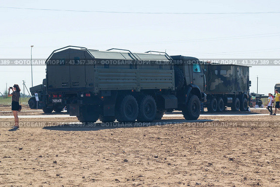 Специальный военный грузовик на шасси КАМАЗ, с частичным бронированием кабины и кузова. Средняя Ахтуба, Волгоградская область, Россия. (2021 год). Редакционное фото, фотограф Андрей Цыганков / Фотобанк Лори