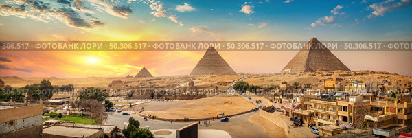 Sphinx and pyramids in the egyptian desert. Стоковое фото, агентство Ingram Publishing / Фотобанк Лори