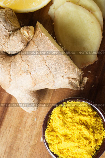 Spices and herbs in ceramic bowls. curcuma and ginger seasoning. Colorful natural additives. Стоковое фото, агентство Ingram Publishing / Фотобанк Лори